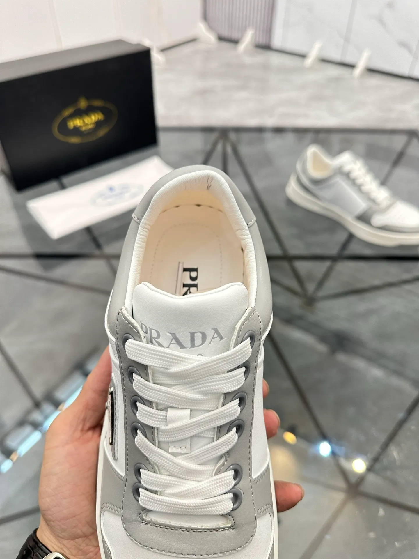Men's shoes: 💰P400¥ Product trademark: Prada *"Prada*" low-top casual shoes Regular size: 38-44 (can be customized to 45) Product materials: imported cowhide upper, sheepskin lining, original outsole. Number: 020